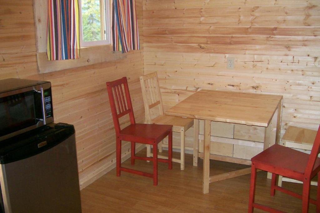 Noah'S Ark Campground Revelstoke Room photo
